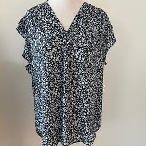 Chaus Black & White Daisy-Print V-Neck Blouse